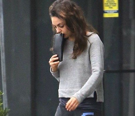 Η Mila Kunis άβαφη (ξανά) με τη μαμά του Ashton Kutcher στο super market! Δείτε την