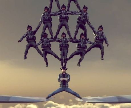 Aυτό είναι σπαγγάτο! Η απάντηση του Chuck Norris στο video του Van Damme!