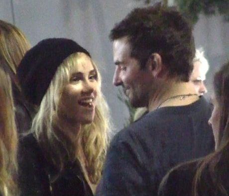 Δείτε το πρώτο φιλί του Bradley Cooper στην 16 χρόνια νεότερη σύντροφο του