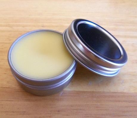 Σκασμένα χείλη; Φτιάξτε μόνες σας μυρωδάτο lip balm με μέλι και τριαντάφυλλο