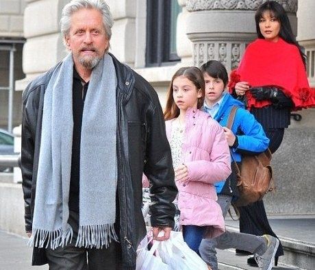 Η γλώσσα του σώματος μίλησε! Κάτι περίεργο συμβαίνει στη σχέση Douglas & Jones