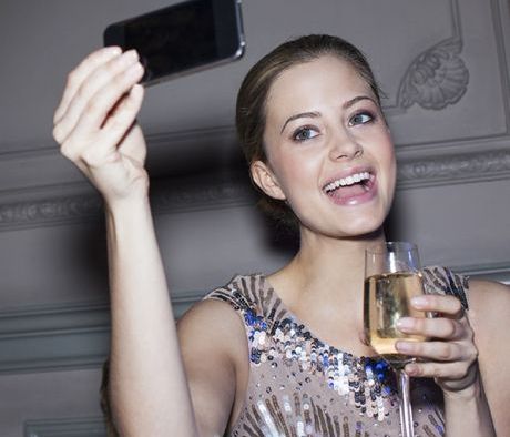 Πυρετός το σαββατόβραδο με τα τέλεια selfies! Τρικς για να βγαίνεις κούκλα!