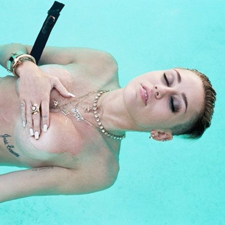 Τι σχέση έχει ο οίκος Celine, το νεό γυμνό εξώφυλλο της Miley Cyrus και ο Kanye West;