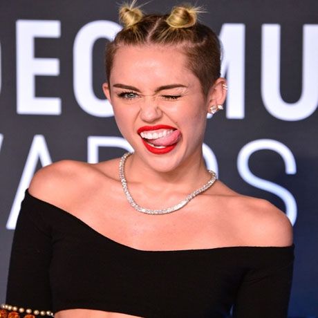 H Miley Cyrus «τρίβεται» πίσω από τις κάμερες με τον Mike WiLL Made It (φωτό)
