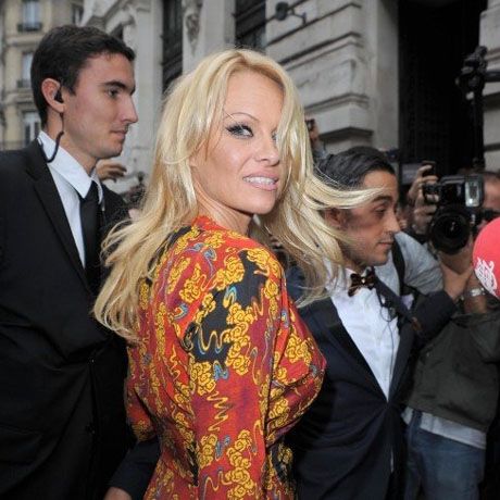Τρέχει και δε φτάνει η Pamela Anderson!