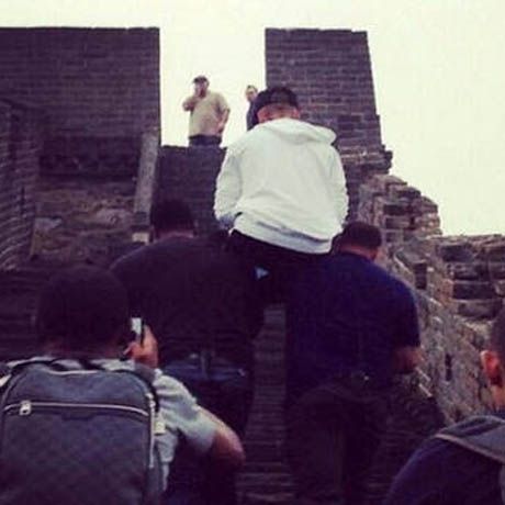 Για όνομα: Σωματοφύλακες κουβαλούν τον Bieber στο Σινικό τείχος!