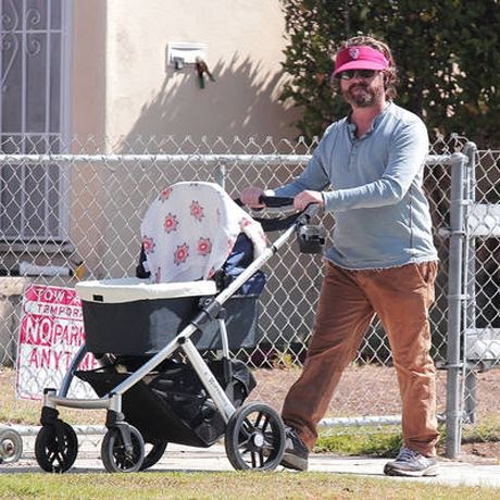 O Zach Galifianakis έγινε μπαμπάς και βγάζει βόλτα το παιδί του
