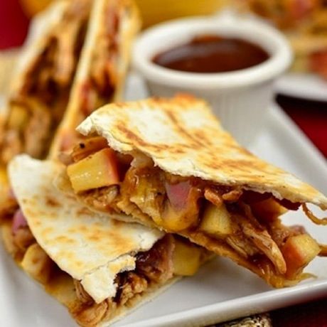 Tα πιο νόστιμα, σπιτικά quesadillas με μπέικον και τσένταρ