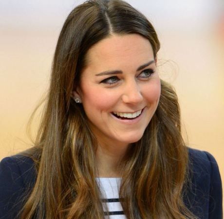 Κοιλιά-πέτρα: Η μπλούζα της Kate Middleton «σηκώθηκε» και εμείς μείναμε με το στόμα ανοιχτό (φωτός)