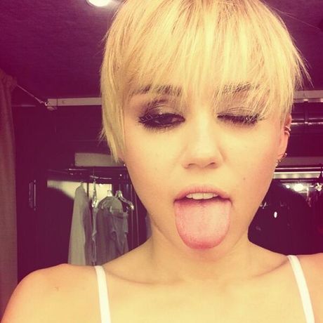 Η Miley Cyrus τα έβαψε... μωβ και καπνίζει «μαύρο»! (φωτό)