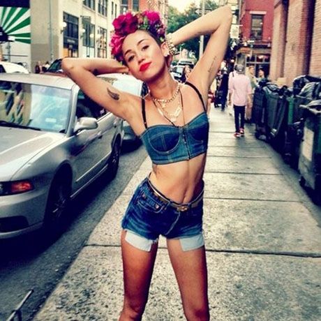 Mε ποιον φιλήθηκε η Miley Cyrus το Halloween;