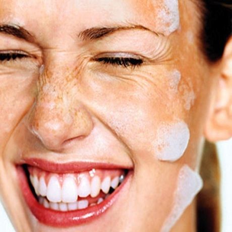 Τι είναι πιο υγιεινό: Να απλώνεις makeup πάνω από το παλιό ή να πλένεις πρώτα το πρόσωπο;