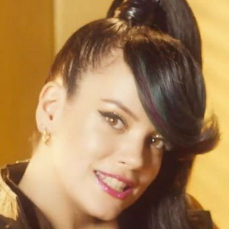 Η Lily Allen τα βάζει με την showbiz και τα στερεότυπα. Γίνεται, όμως, πειστική;
