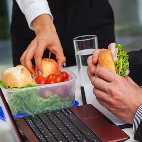 Όσοι τρώνε μεσημεριανό στη δουλειά παχαίνουν