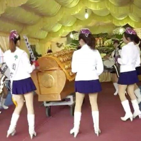 Ποιος είπε ότι στις κηδείες κλαίνε; Δείτε το πιο κουλό και... σουρεάλ έθιμο του κόσμου