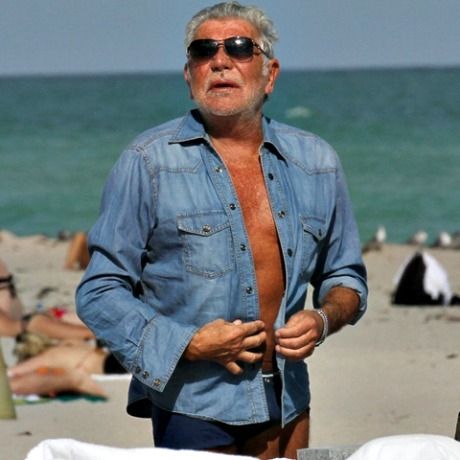 Έλεος! Ο Roberto Cavalli στην παραλία: Προσοχή θα τρομάξετε με τις φωτογραφίες