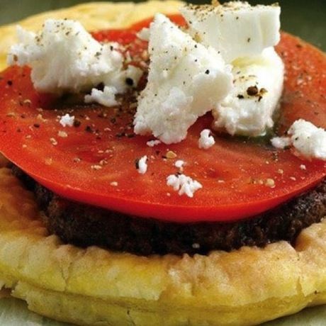 Πιτάκια αφράτα, υγιεινά και πανεύκολα σε στυλ χωριάτικης!