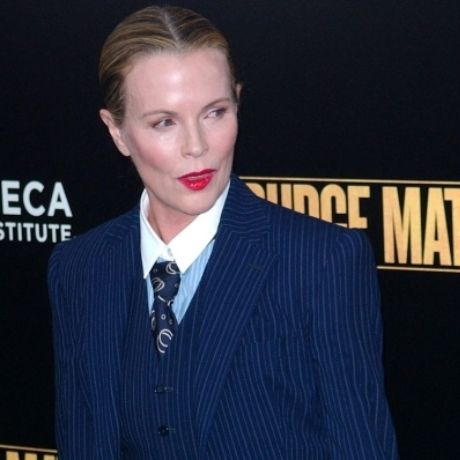 Kim Basinger: Η πρεμιέρα και η αφοπλιστική εμφάνιση της Τοξοτίνας