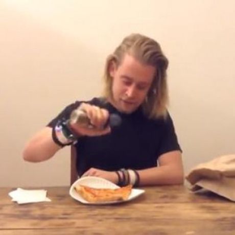 Ο Macaulay Culkin τρώει ένα κομμάτι πίτσα για 4,5 λεπτά (βίντεο)