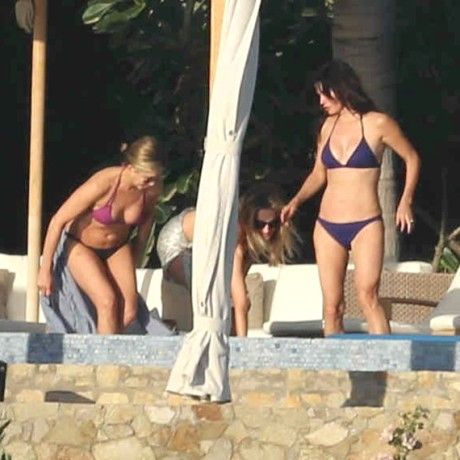 Jennifer Aniston: Διακοπές στην παραλία με τον Justin και την Courteney Cox