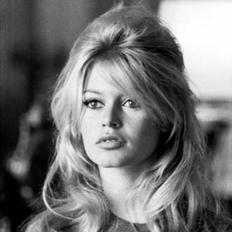 Aποκτήστε το... ala Bardot χτένισμα μέσα σε λίγα λεπτά! (video)