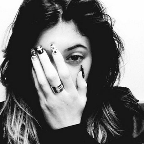 Έσπασε η Khloe Kardashian τη μύτη της αδερφής της, Kylie Jenner;