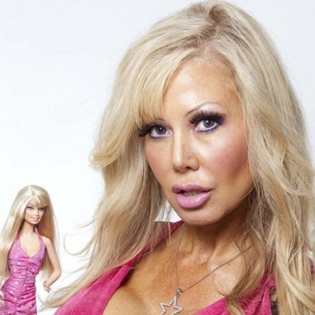 H γυναίκα που έχει εμμονή με τη Barbie και κάνει υπνωτισμό για να γίνει... χαζή!