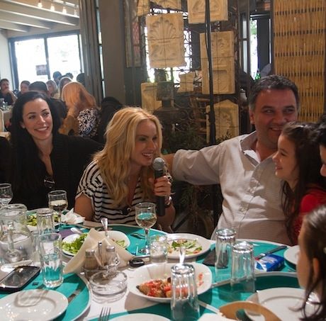 Για ποιον έστρωσε Κυριακάτικο τραπέζι η Μαρία Μπεκατώρου;