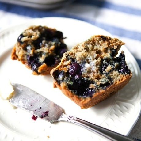 Πεντανόστιμα και διαιτητικά muffins με βατόμουρα και δημητριακά