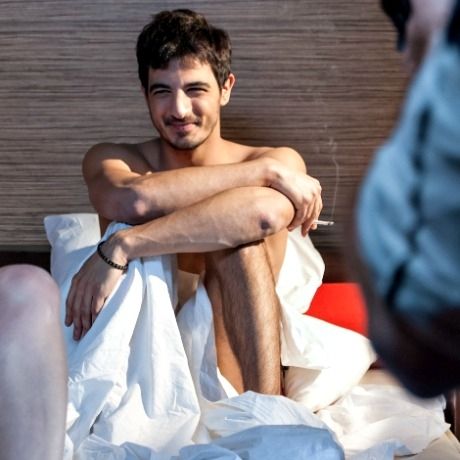 Ο Δήμος Αναστασιάδης γυμνός στο κρεβάτι