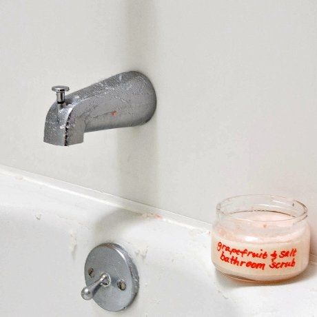 Ένα μοναδικό, καθαριστικό scrub που θα κάνει τις επιφάνειες στο μπάνιο σας να λάμπουν!