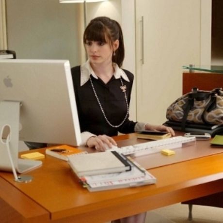 Πως θα παραμείνεις σέξι στο γραφείο χωρίς να σε σχολιάζουν οι συνάδελφοι