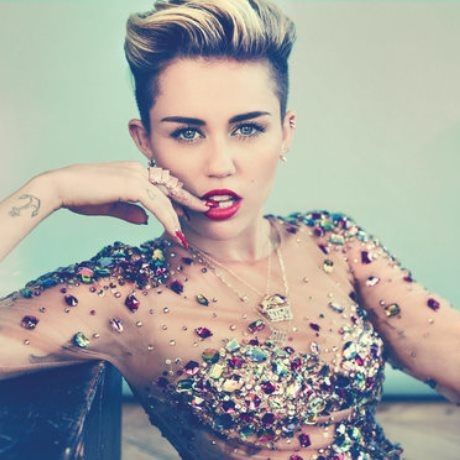 Miley μας κοροιδεύεις; Δείτε με τι εμφάνιση προσπάθησε να... περάσει απαρατήρητη
