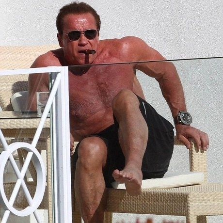 Ποιος δεν θέλει να δει τον ημίγυμνο Arnold Schwarzenegger να βγάζει selfie;