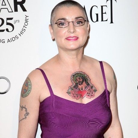Kαι όμως έγινε και αυτό! Δείτε την Sinead O Connor σέξι με καρέ μαλλί και βαρύ μακιγιάζ