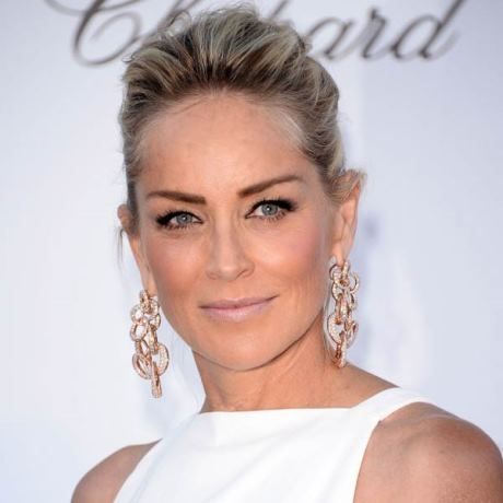 Η Sharon Stone κάνει άβαφτη γκριμάτσες στο φακό και βάζει κάτω όλες τις 20άρες της showbiz