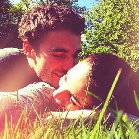 Βγάζετε selfies αγκαλιά με το σύντροφό σας; Oι φίλοι σας στο facebook θα σας μισήσουν!