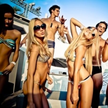 Οι φίλες σου πίνουν αλκοόλ και εσύ όχι; 12 (πολύ καλοί) λόγοι που θα δικαιωθείς