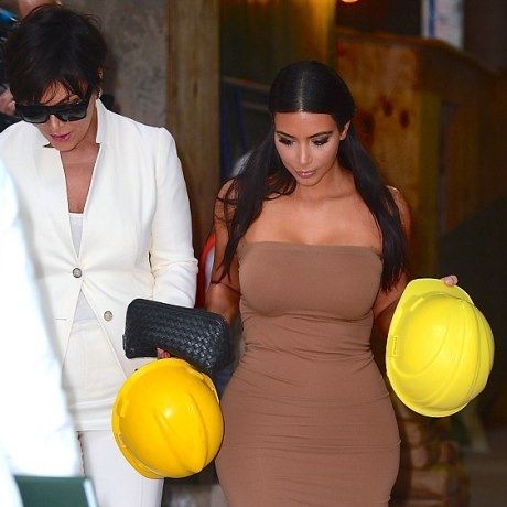 Που πάνε μάνα και κόρη Kardashian με τα καπελάκια εργασίας στο χέρι;