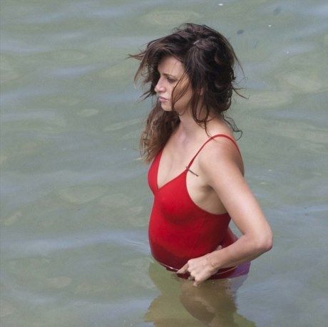 H Penelope Cruz παραδίδει μαθήματα για το πώς περνά μία star την μέρα της στην παραλία