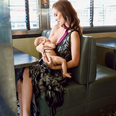 Τι μαμά! Η Olivia Wilde στην πρώτη φωτογράφιση με τον γιο της είναι απλά υπέροχη