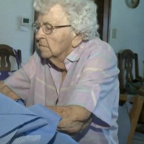 Συγκινητικό: 99χρονη βοηθά καθημερινά τα παιδιά που έχουν ανάγκη με έναν εκπληκτικό τρόπο
