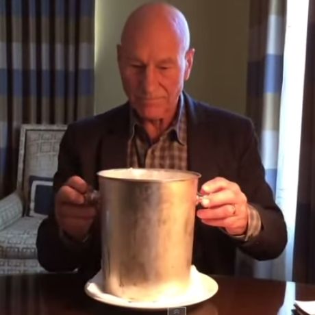 Ο Patrick Stewart μας υποδεικνύει το πιο… αβάν-γκαρντ Ιce Βucket Challenge!