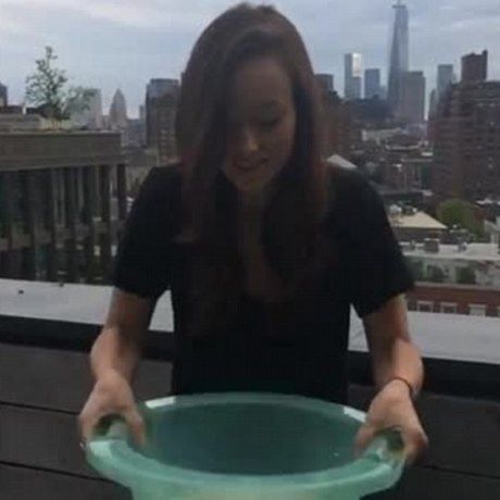 H Olivia Wilde έκανε το πιο ασυνήθιστο Ice Bucket Challenge! Δείτε το!