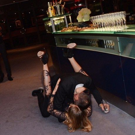 Η τούμπα της χρονιάς: Mέθυσε και άρχισε να κυλιέται στα πατώματα!