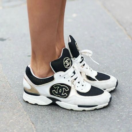 Sneakers: Ήρθε το τέλος για τα ψηλοτάκουνα;