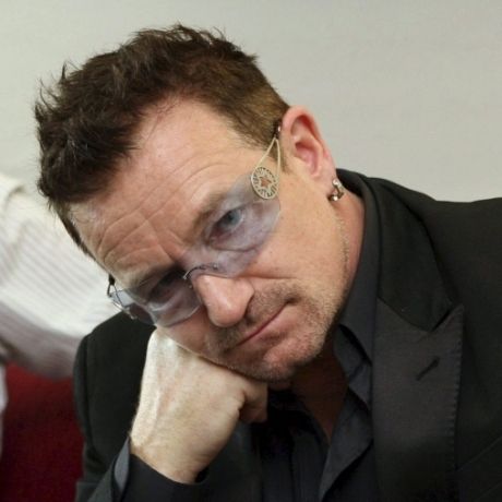 Τώρα ξέρουμε! Δεν θα πιστεύετε γιατί ο Bono δεν αποχωρίζεται ποτέ τα μπλε γυαλιά ηλίου