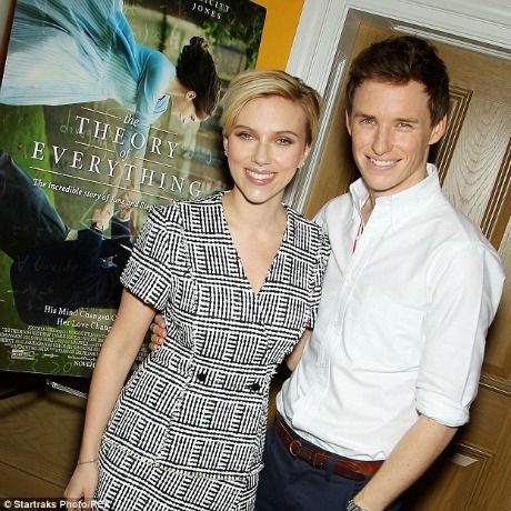 Η Scarlett Johansson με αψεγάδιαστη σιλουέτα μόλις 2 μήνες μετά την εγκυμοσύνη της!