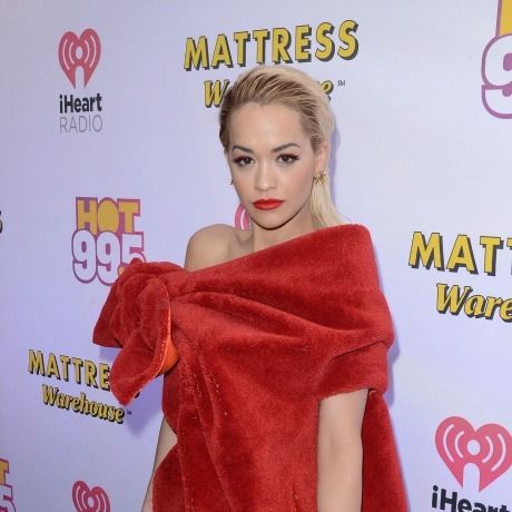 Μα, τι φόρεσε η Rita Ora; Η εκκεντρική εμφάνισή της που δίχασε