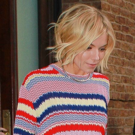 Η Sienna Miller φορά την τάση που θα λατρέψουμε τη φετινή άνοιξη